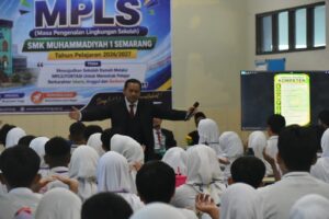 Kegiatan Masa Pengenalan Lingkungan Sekolah (MPLS) Ramah resmi dimulai di SMK Muhammadiyah 1 Semarang pada Senin 13/7/2026 dengan rangkaian acara yang istimewa dan penuh makna. Hari pertama ini diisi dengan beragam kegiatan yang bertujuan mengenalkan lingkungan sekolah sekaligus menanamkan nilai-nilai kedisiplinan dan keislaman kepada peserta didik baru. Kegiatan diawali dengan upacara pembukaan MPLS yang diikuti seluruh peserta didik baru. Usai upacara, kegiatan dilanjutkan di lantai 3 aula baru SMK Mutusmart. Peserta murid baru mendapatkan pembekalan wawasan Wiyata Mandala yang disampaikan langsung oleh kepala SMK Muhammadiyah 1 Semarang Bapak Lukman Hakim, S.pd., M.M dan masing-masing Wakil Kepala Sekolah (Waka). Dalam sesi tersebut, siswa diberikan informasi mengenai berbagai program dan kegiatan sekolah yang akan mereka jalani selama menempuh pendidikan, mulai dari bidang kurikulum, hubungan masyarakat (humas), kesiswaan, sarana dan prasarana, hingga Al-Islam dan Kemuhammadiyahan (AIK). Memasuki waktu siang, seluruh peserta MPLS mengikuti momen istimewa, yaitu shalat Duha berjamaah, yang kemudian dilanjutkan dengan makan bersama. Suasana kebersamaan ini menjadi salah satu momen berkesan bagi para siswa baru di hari pertama mereka mengenal lingkungan sekolah. Setelah istirahat, kegiatan kembali dilanjutkan dengan pembekalan materi, sebelum akhirnya seluruh peserta melaksanakan shalat Dzuhur berjamaah. Rangkaian kegiatan berikutnya membawa para siswa kembali ke aula untuk mengikuti tadarus Al-Qur'an bersama, setelah itu dilanjutkan dengan sesi refleksi dan ice breaking guna mencairkan suasana serta mempererat kebersamaan antar peserta. Kegiatan hari pertama ini kemudian ditutup dengan persiapan pelaksanaan shalat Ashar berjamaah. Seluruh rangkaian kegiatan MPLS hari pertama dapat berjalan lancar dan sukses tentu berkat dukungan serta kerja keras berbagai pihak, mulai dari guru, karyawan, serta anggota Ikatan Pelajar Muhammadiyah (IPM) yang turut membantu mendampingi dan mengoordinasikan jalannya kegiatan dari awal hingga akhir.